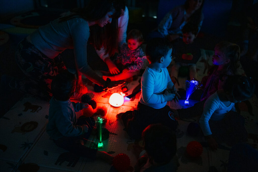 Des enfants et leurs parents sont rassemblés lors d'un atelier de Connexion familiale